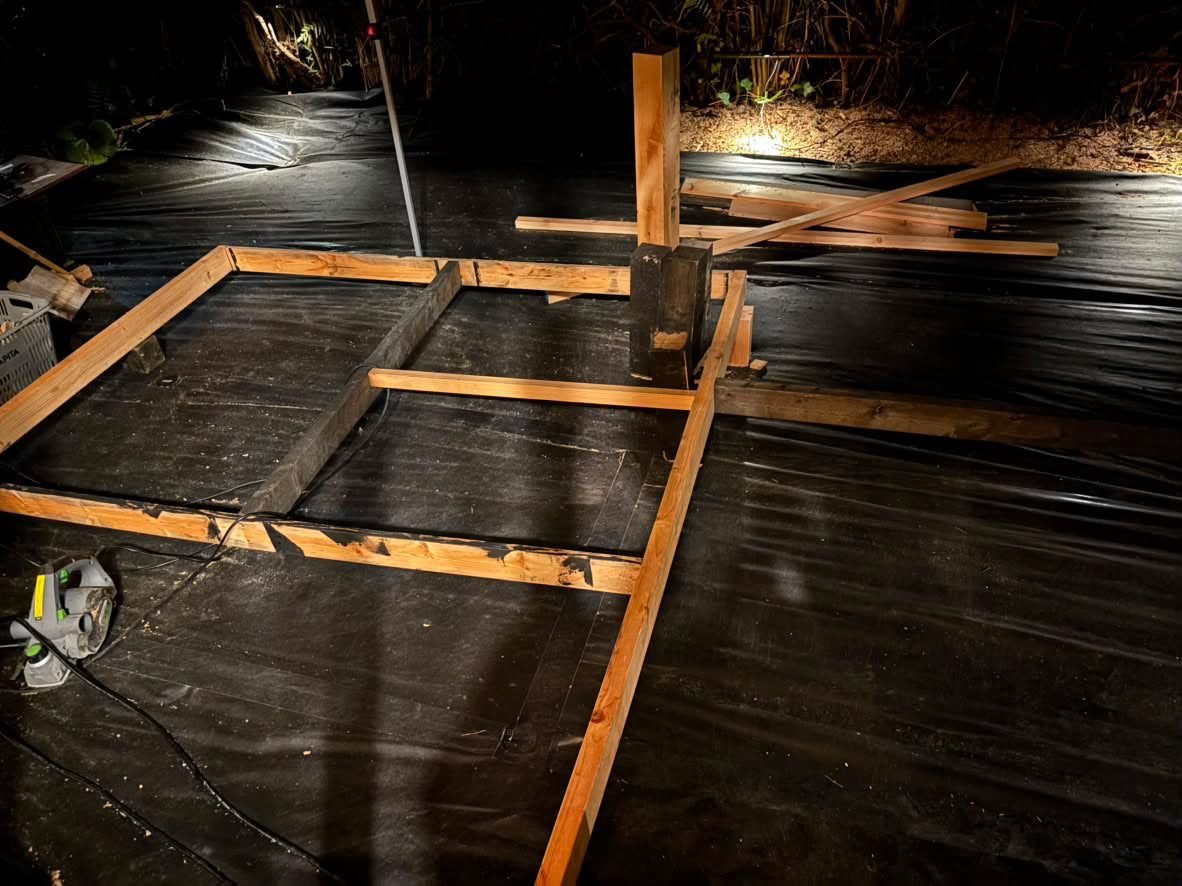 La struttura in legno del negozio in costruzione, di notte