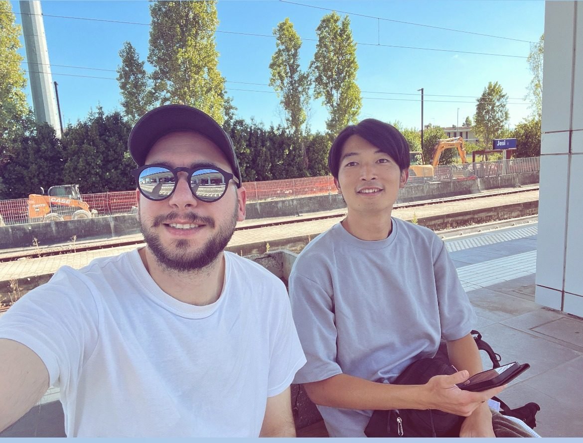Giovanni e Ikuya alla stazione di Jesi, nelle Marche